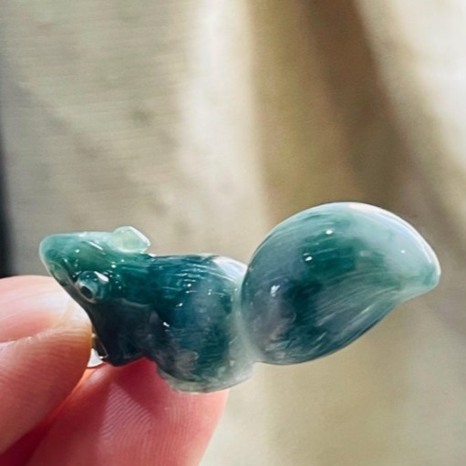 天然A貨緬甸玉 老藍水雙彩立體雕鼠來寶翡翠玉墜 起冰藍水帶白冰 巧雕可愛松鼠手捧銅錢-細節圖3