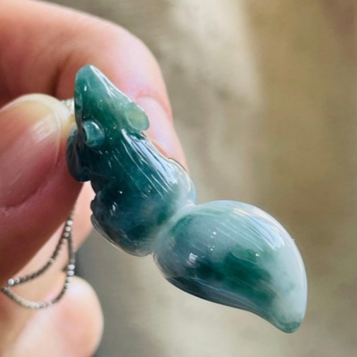 天然A貨緬甸玉 老藍水雙彩立體雕鼠來寶翡翠玉墜 起冰藍水帶白冰 巧雕可愛松鼠手捧銅錢-細節圖4