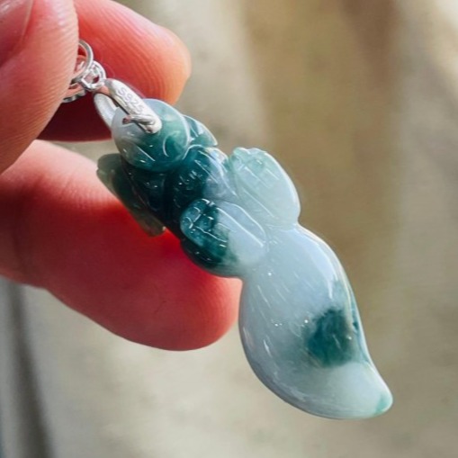 天然A貨緬甸玉 老藍水雙彩立體雕鼠來寶翡翠玉墜 起冰藍水帶白冰 巧雕可愛松鼠手捧銅錢-細節圖8
