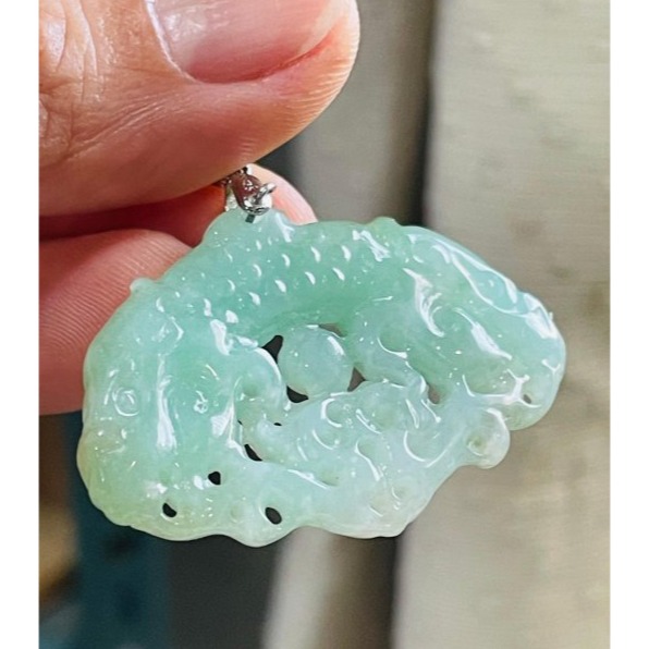 天然A貨緬甸玉 冰潤果綠鏤空雕雙龍護主翡翠鎖片 膠潤芙蓉底庄 鮮亮晴綠 雙面立體透雕-細節圖3