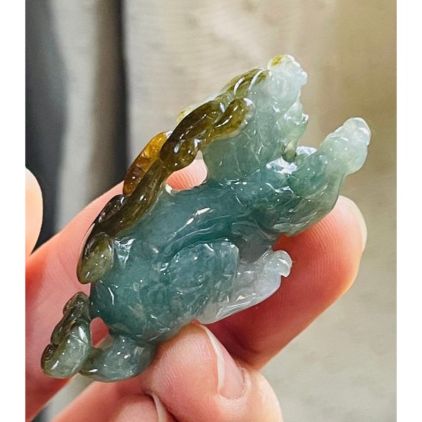 天然A貨緬甸玉 老坑油綠俏糖黃手工俏色雕霸王貔貅翡翠玉墜 冰膠油青肉 留皮巧雕財在身後 靠山生財-細節圖4