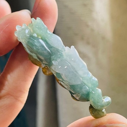 天然A貨緬甸玉 老坑油綠俏糖黃手工俏色雕霸王貔貅翡翠玉墜 冰膠油青肉 留皮巧雕財在身後 靠山生財-細節圖8