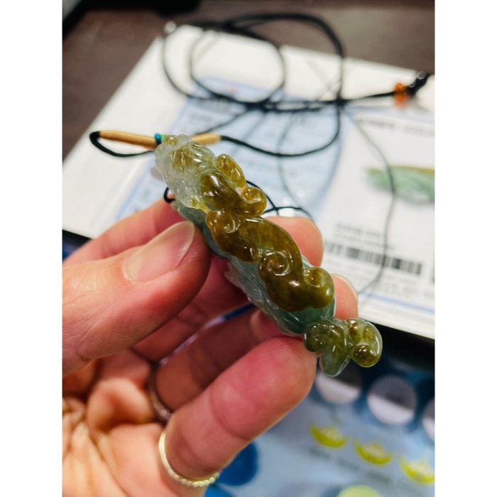天然A貨緬甸玉 老坑油綠俏糖黃手工俏色雕霸王貔貅翡翠玉墜 冰膠油青肉 留皮巧雕財在身後 靠山生財-細節圖9