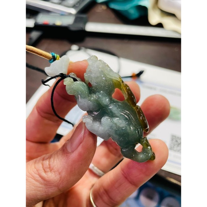 天然A貨緬甸玉 老坑油綠俏糖黃手工俏色雕霸王貔貅翡翠玉墜 冰膠油青肉 留皮巧雕財在身後 靠山生財-細節圖10
