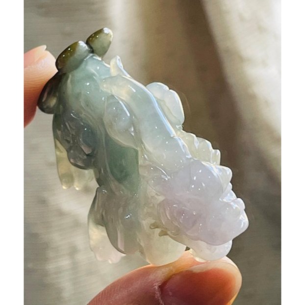 天然A貨緬甸玉 冰潤三彩手工俏色雕霸王貔貅翡翠玉墜/擺件 冰膠紫綠 冰糖黃俏雕財在身後 靠山生財-細節圖5