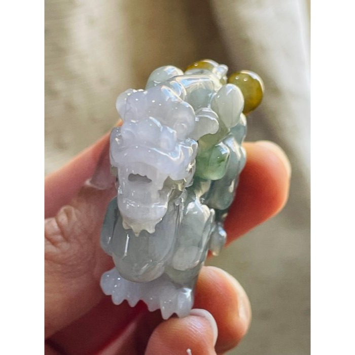 天然A貨緬甸玉 冰潤三彩手工俏色雕霸王貔貅翡翠玉墜/擺件 冰膠紫綠 冰糖黃俏雕財在身後 靠山生財-細節圖6