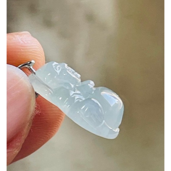 天然A貨緬甸玉 高冰飄花佛公/彌勒佛翡翠小佛墜 晶透冰起光感 冰膠底裝藍花增彩 肚圓澎財庫飽-細節圖3