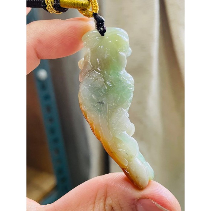 天然A貨緬甸玉 老坑三彩手工雕英武神勇翡翠玉墜 黃加綠巧雕全立體鸚鵡 天然蜜糖黃俏羽毛 整隻透光油潤-細節圖3