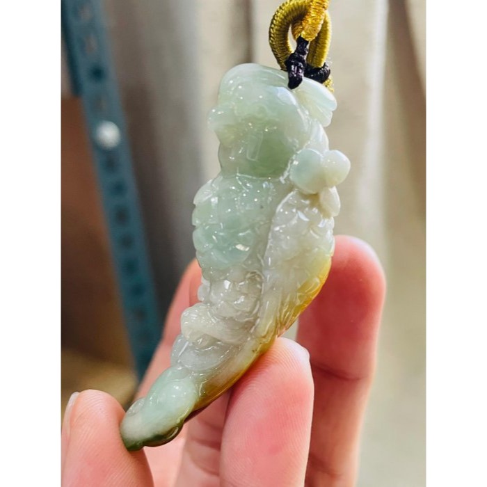 天然A貨緬甸玉 老坑三彩手工雕英武神勇翡翠玉墜 黃加綠巧雕全立體鸚鵡 天然蜜糖黃俏羽毛 整隻透光油潤-細節圖4