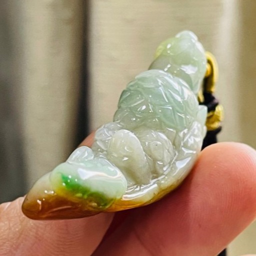 天然A貨緬甸玉 老坑三彩手工雕英武神勇翡翠玉墜 黃加綠巧雕全立體鸚鵡 天然蜜糖黃俏羽毛 整隻透光油潤-細節圖6