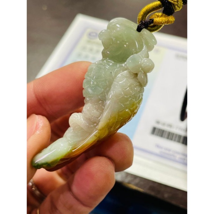 天然A貨緬甸玉 老坑三彩手工雕英武神勇翡翠玉墜 黃加綠巧雕全立體鸚鵡 天然蜜糖黃俏羽毛 整隻透光油潤-細節圖9