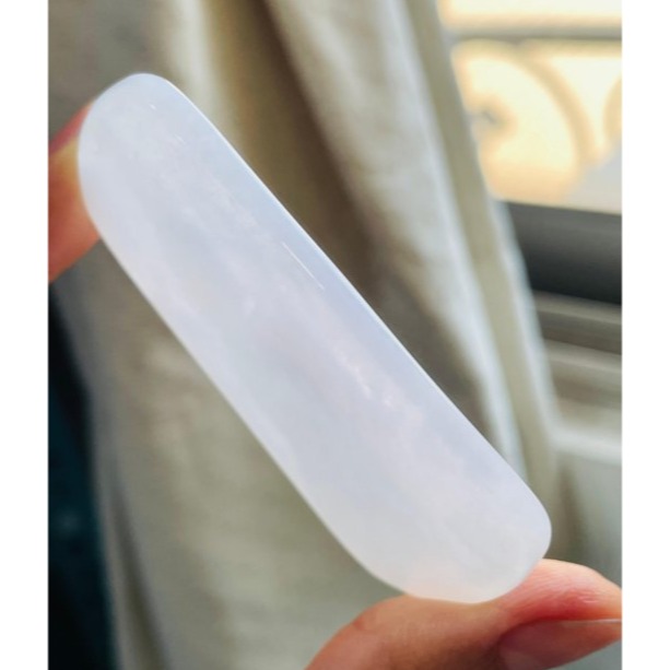 天然A貨緬甸玉 白冰純色阿彌陀佛翡翠佛牌 乾淨奶白底色 厚實方正一刀切牌形 法像莊嚴-細節圖4