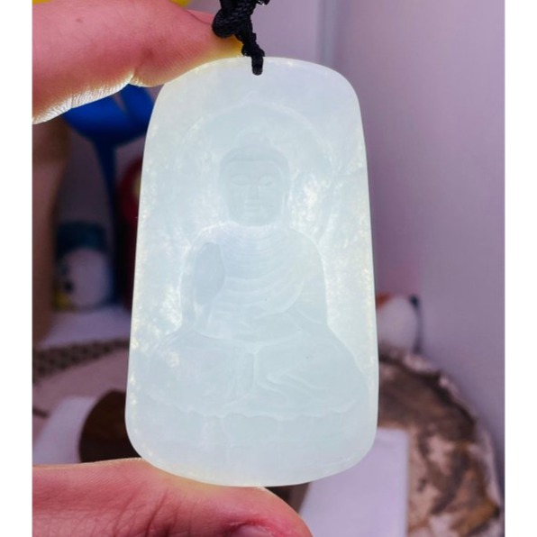 天然A貨緬甸玉 白冰純色阿彌陀佛翡翠佛牌 乾淨奶白底色 厚實方正一刀切牌形 法像莊嚴-細節圖9