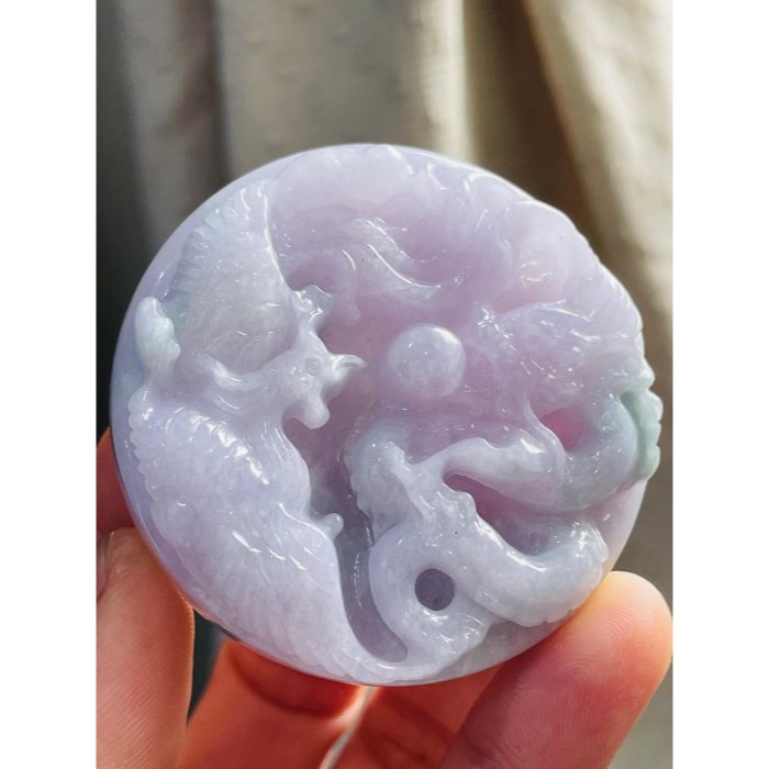 天然A貨緬甸玉 細潤粉紫飄花雙面雕龍鳳八卦翡翠玉牌 厚庄鐲心一開 過底粉紫滿底色 幾抹翠綠增彩 有份量請留意尺寸-細節圖2