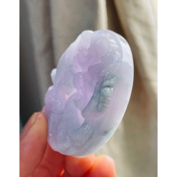 天然A貨緬甸玉 細潤粉紫飄花雙面雕龍鳳八卦翡翠玉牌 厚庄鐲心一開 過底粉紫滿底色 幾抹翠綠增彩 有份量請留意尺寸-細節圖3