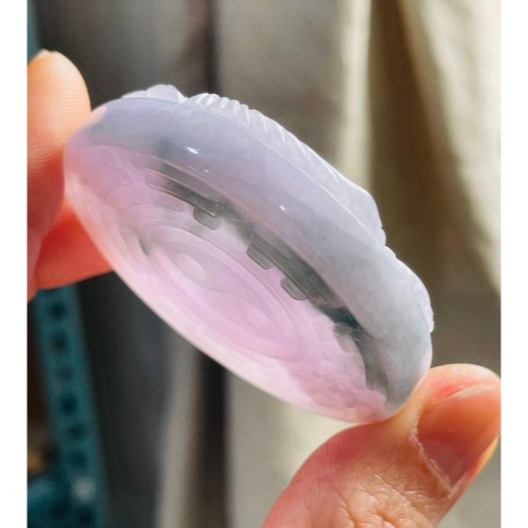 天然A貨緬甸玉 細潤粉紫飄花雙面雕龍鳳八卦翡翠玉牌 厚庄鐲心一開 過底粉紫滿底色 幾抹翠綠增彩 有份量請留意尺寸-細節圖4