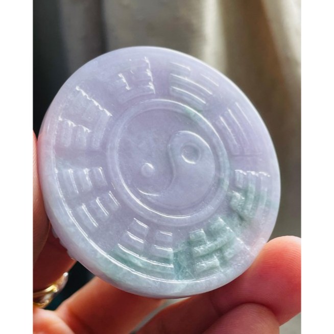 天然A貨緬甸玉 細潤粉紫飄花雙面雕龍鳳八卦翡翠玉牌 厚庄鐲心一開 過底粉紫滿底色 幾抹翠綠增彩 有份量請留意尺寸-細節圖5