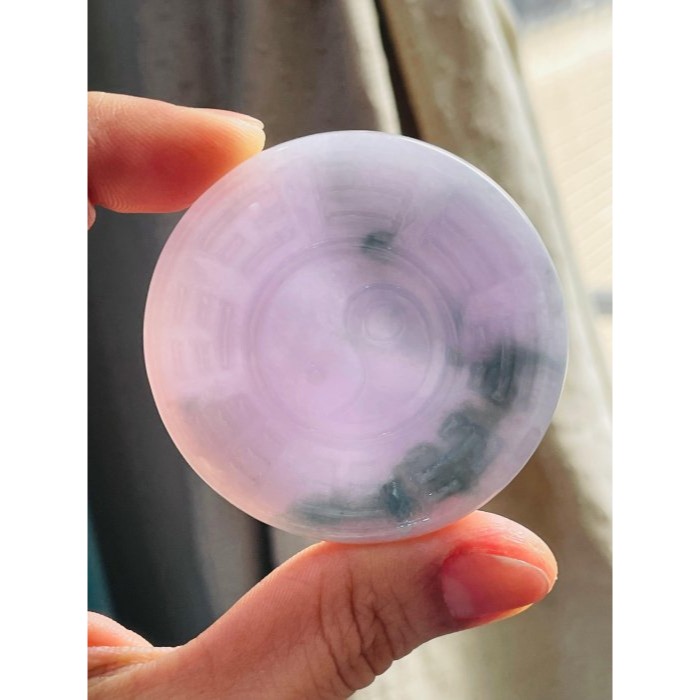 天然A貨緬甸玉 細潤粉紫飄花雙面雕龍鳳八卦翡翠玉牌 厚庄鐲心一開 過底粉紫滿底色 幾抹翠綠增彩 有份量請留意尺寸-細節圖7