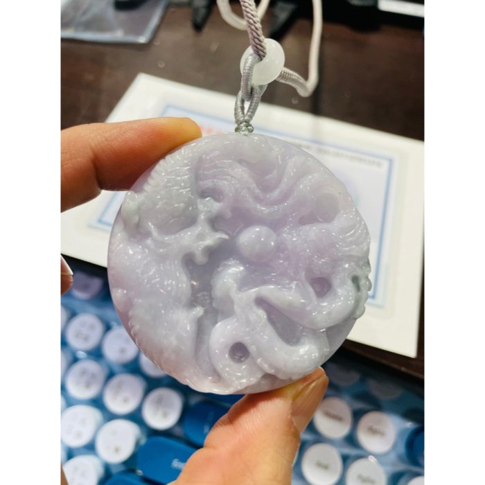 天然A貨緬甸玉 細潤粉紫飄花雙面雕龍鳳八卦翡翠玉牌 厚庄鐲心一開 過底粉紫滿底色 幾抹翠綠增彩 有份量請留意尺寸-細節圖9