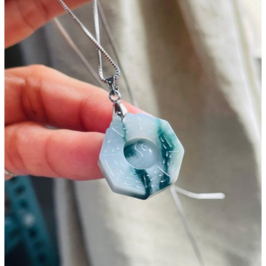 天然A貨緬甸玉 藍飄花藏金太極小八卦翡翠玉墜 白冰底色 顯眼過底藍花點綴雙面 小巧易配戴-細節圖2