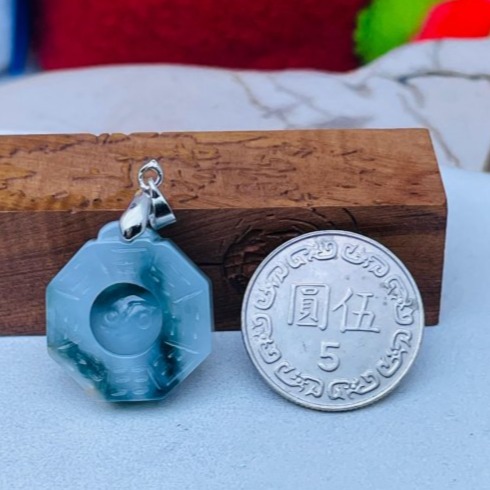 天然A貨緬甸玉 藍飄花藏金太極小八卦翡翠玉墜 白冰底色 顯眼過底藍花點綴雙面 小巧易配戴-細節圖3