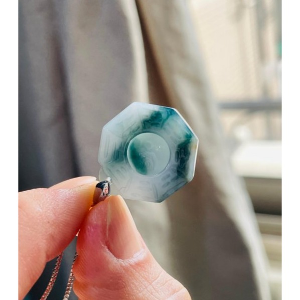 天然A貨緬甸玉 藍飄花藏金太極小八卦翡翠玉墜 白冰底色 顯眼過底藍花點綴雙面 小巧易配戴-細節圖4