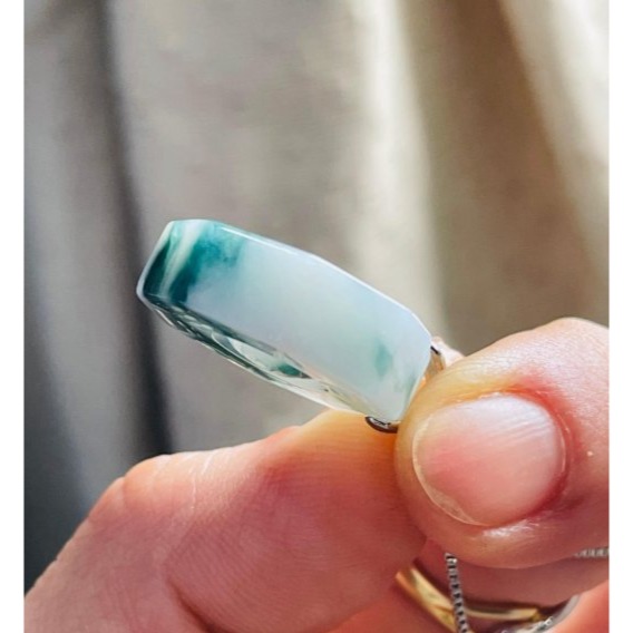 天然A貨緬甸玉 藍飄花藏金太極小八卦翡翠玉墜 白冰底色 顯眼過底藍花點綴雙面 小巧易配戴-細節圖6