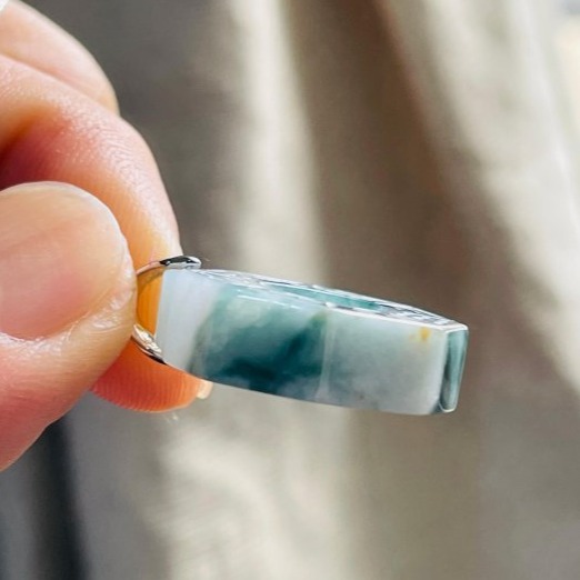 天然A貨緬甸玉 藍飄花藏金太極小八卦翡翠玉墜 白冰底色 顯眼過底藍花點綴雙面 小巧易配戴-細節圖7