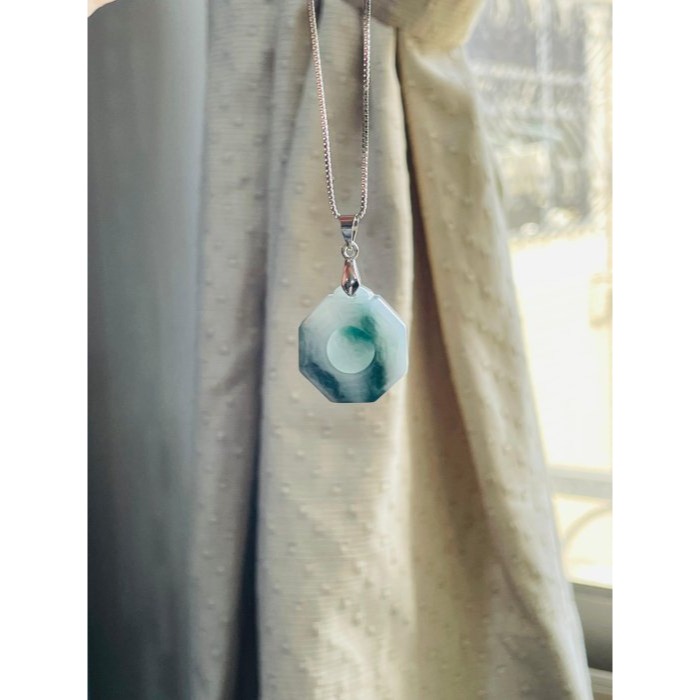 天然A貨緬甸玉 藍飄花藏金太極小八卦翡翠玉墜 白冰底色 顯眼過底藍花點綴雙面 小巧易配戴-細節圖8