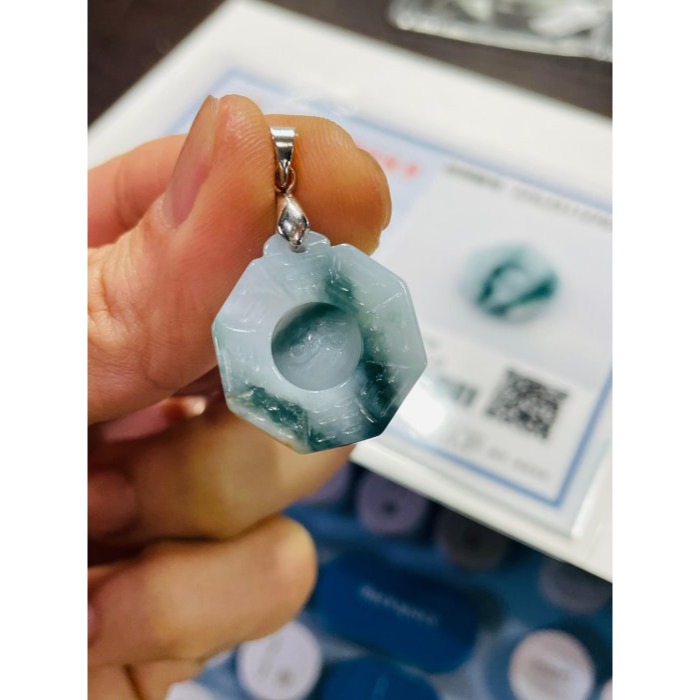 天然A貨緬甸玉 藍飄花藏金太極小八卦翡翠玉墜 白冰底色 顯眼過底藍花點綴雙面 小巧易配戴-細節圖9