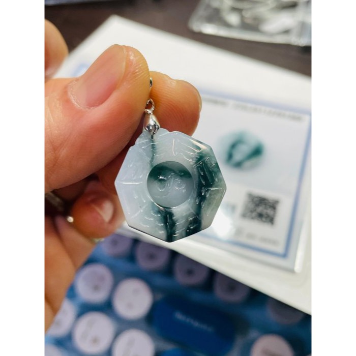 天然A貨緬甸玉 藍飄花藏金太極小八卦翡翠玉墜 白冰底色 顯眼過底藍花點綴雙面 小巧易配戴-細節圖10