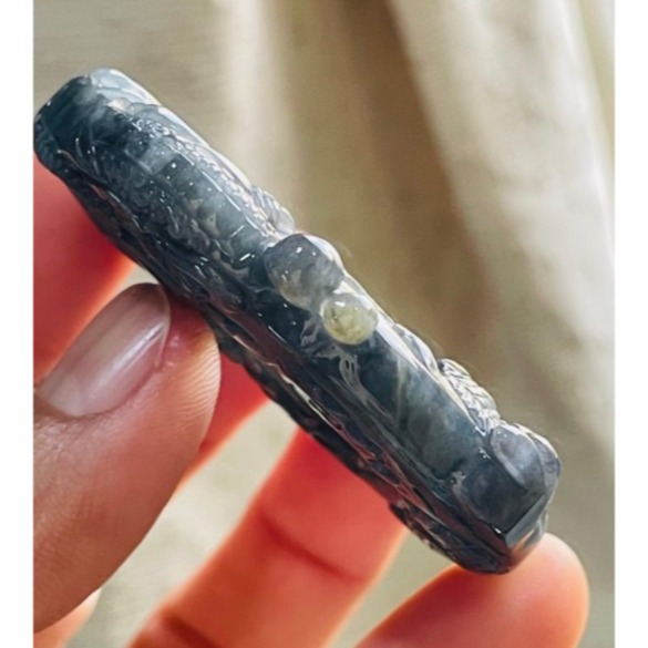 天然A貨緬甸玉 老坑烏雞藏金雙面透雕府上有龍翡翠龍牌 全透光冰膠底妝 龍守府第家運興隆-細節圖6