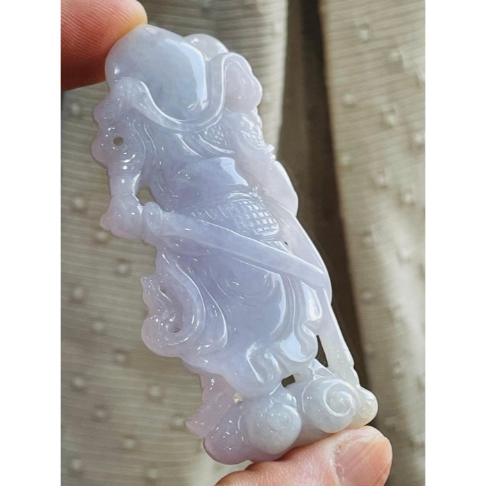 天然A貨緬甸玉 冰潤櫻花紫鏤空透雕雙刀關公翡翠玉墜 過底粉嫩紫底色 俏一抹灑金添彩 雙刀定氣場化是非-細節圖4