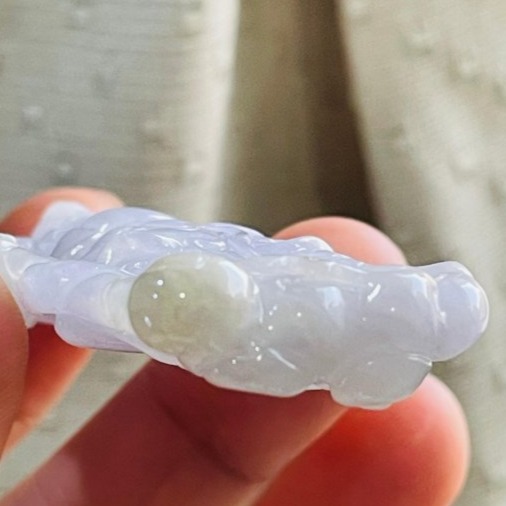 天然A貨緬甸玉 冰潤櫻花紫鏤空透雕雙刀關公翡翠玉墜 過底粉嫩紫底色 俏一抹灑金添彩 雙刀定氣場化是非-細節圖7