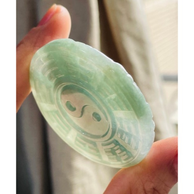 天然A貨緬甸玉 冰潤湖綠雙面雕太上老君翡翠八卦玉牌 起冰滿綠底色 底妝膠潤 厚實雕工立體 背面先天八卦-細節圖5