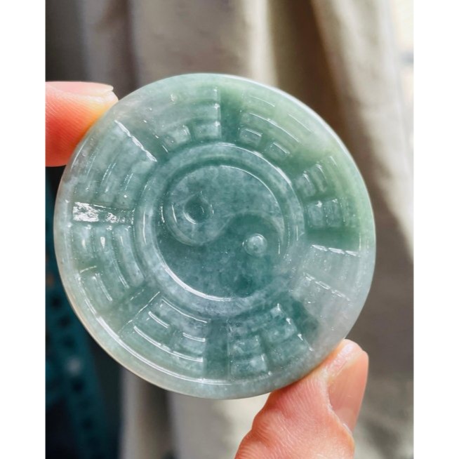 天然A貨緬甸玉 冰潤湖綠雙面雕太上老君翡翠八卦玉牌 起冰滿綠底色 底妝膠潤 厚實雕工立體 背面先天八卦-細節圖6