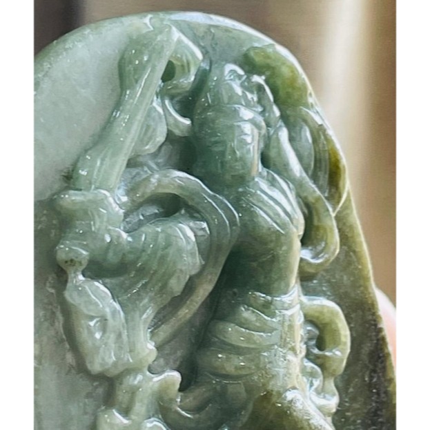 天然A貨緬甸玉 油青九天玄女翡翠佛牌 灰綠帶秋香滿色  一刀切適中牌形透手影 靠皮殼微乾-細節圖2