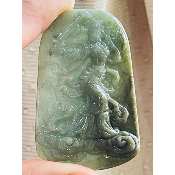 天然A貨緬甸玉 油青九天玄女翡翠佛牌 灰綠帶秋香滿色  一刀切適中牌形透手影 靠皮殼微乾-細節圖3