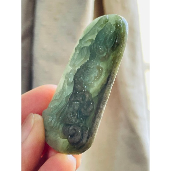 天然A貨緬甸玉 油青九天玄女翡翠佛牌 灰綠帶秋香滿色  一刀切適中牌形透手影 靠皮殼微乾-細節圖4