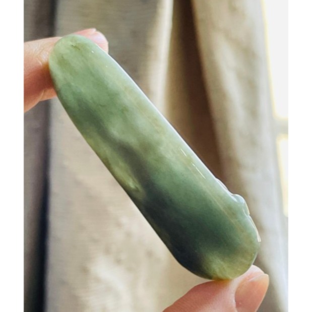 天然A貨緬甸玉 油青九天玄女翡翠佛牌 灰綠帶秋香滿色  一刀切適中牌形透手影 靠皮殼微乾-細節圖5