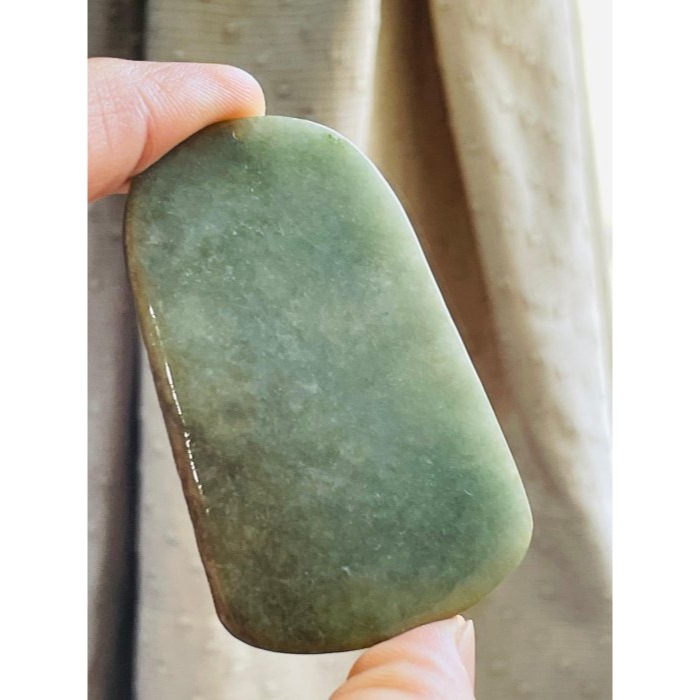 天然A貨緬甸玉 油青九天玄女翡翠佛牌 灰綠帶秋香滿色  一刀切適中牌形透手影 靠皮殼微乾-細節圖6