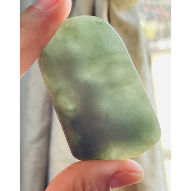 天然A貨緬甸玉 油青九天玄女翡翠佛牌 灰綠帶秋香滿色  一刀切適中牌形透手影 靠皮殼微乾-細節圖7