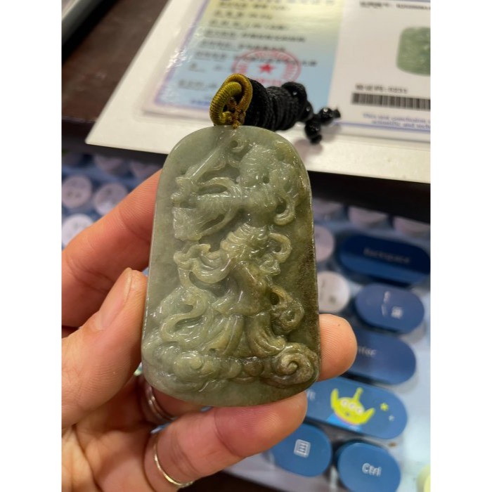 天然A貨緬甸玉 油青九天玄女翡翠佛牌 灰綠帶秋香滿色  一刀切適中牌形透手影 靠皮殼微乾-細節圖9