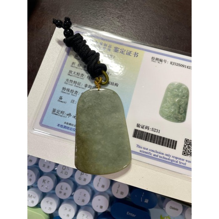 天然A貨緬甸玉 油青九天玄女翡翠佛牌 灰綠帶秋香滿色  一刀切適中牌形透手影 靠皮殼微乾-細節圖11