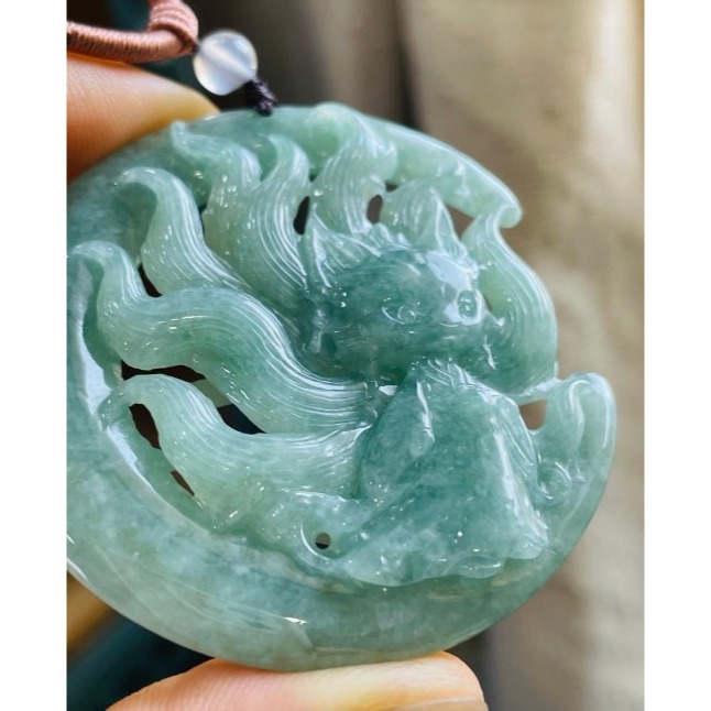 天然A貨緬甸玉 冰潤湖綠透雕雕九尾狐仙翡翠玉牌 滿綠色底色 勻稱透手 俏美鏤空精緻雕工-細節圖2