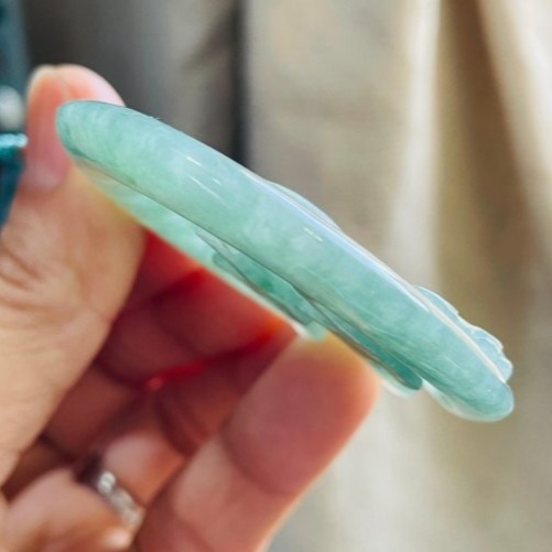 天然A貨緬甸玉 冰潤湖綠透雕雕九尾狐仙翡翠玉牌 滿綠色底色 勻稱透手 俏美鏤空精緻雕工-細節圖4