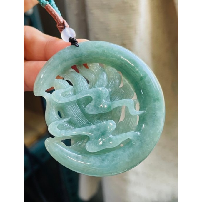 天然A貨緬甸玉 冰潤湖綠透雕雕九尾狐仙翡翠玉牌 滿綠色底色 勻稱透手 俏美鏤空精緻雕工-細節圖5