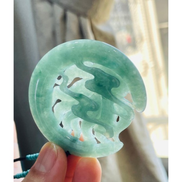 天然A貨緬甸玉 冰潤湖綠透雕雕九尾狐仙翡翠玉牌 滿綠色底色 勻稱透手 俏美鏤空精緻雕工-細節圖6