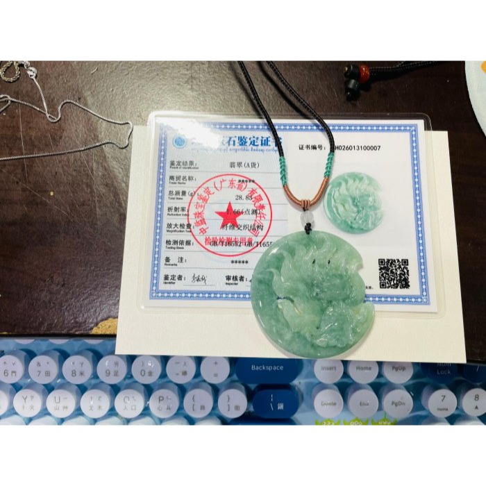 天然A貨緬甸玉 冰潤湖綠透雕雕九尾狐仙翡翠玉牌 滿綠色底色 勻稱透手 俏美鏤空精緻雕工-細節圖10