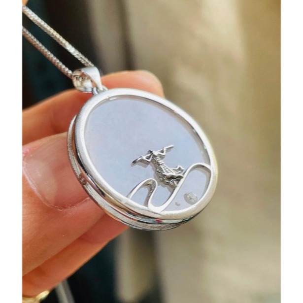 圈粉價~天然A貨緬甸玉 白冰純色大勝歸來/大聖歸來翡翠玉墜 純白無事牌為底 設計款重銀滿框包覆-細節圖2